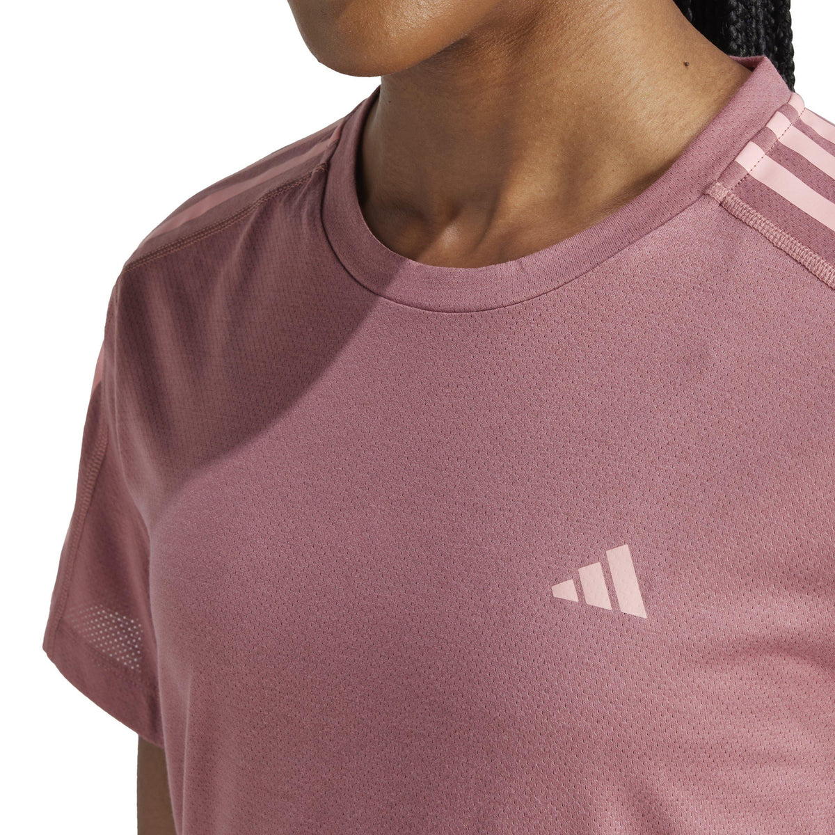 adidas Own The Run Three-Stripe T-Shirt – t-shirt damski, kolor czerwony – zdjęcie 4