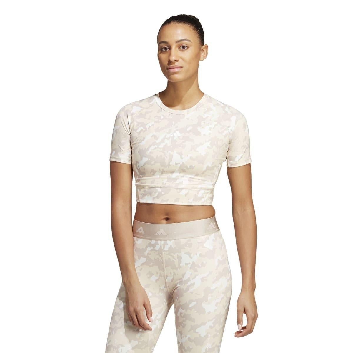 adidas Techfit Camo Print Training T-Shirt – koszulka treningowa damska, kolor beżowy – zdjęcie 3