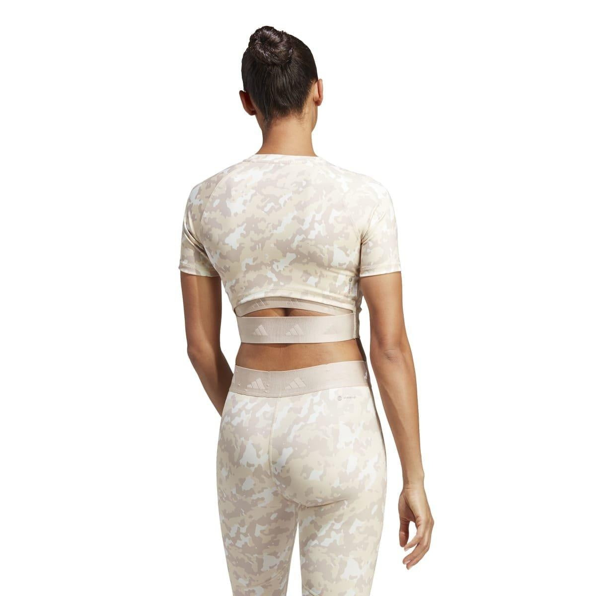 adidas Techfit Camo Print Training T-Shirt – koszulka treningowa damska, kolor beżowy – zdjęcie 5